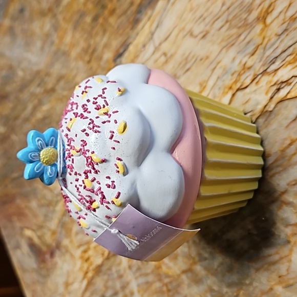 Ceramic cupcake shaped candle - Picture 1 of 3